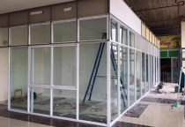 MẶT DỰNG NHÔM KÍNH SHOWROOM